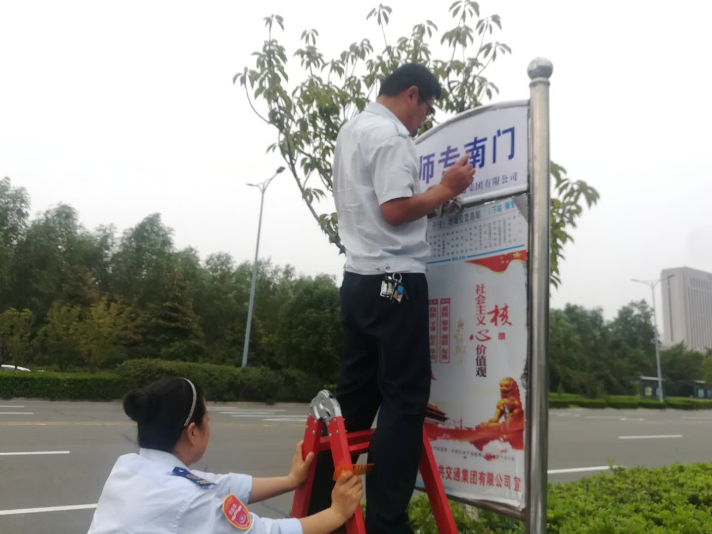 公交集團(tuán)公交事業(yè)一部對線路站牌排查整改  確保創(chuàng)文驗(yàn)收順利完成