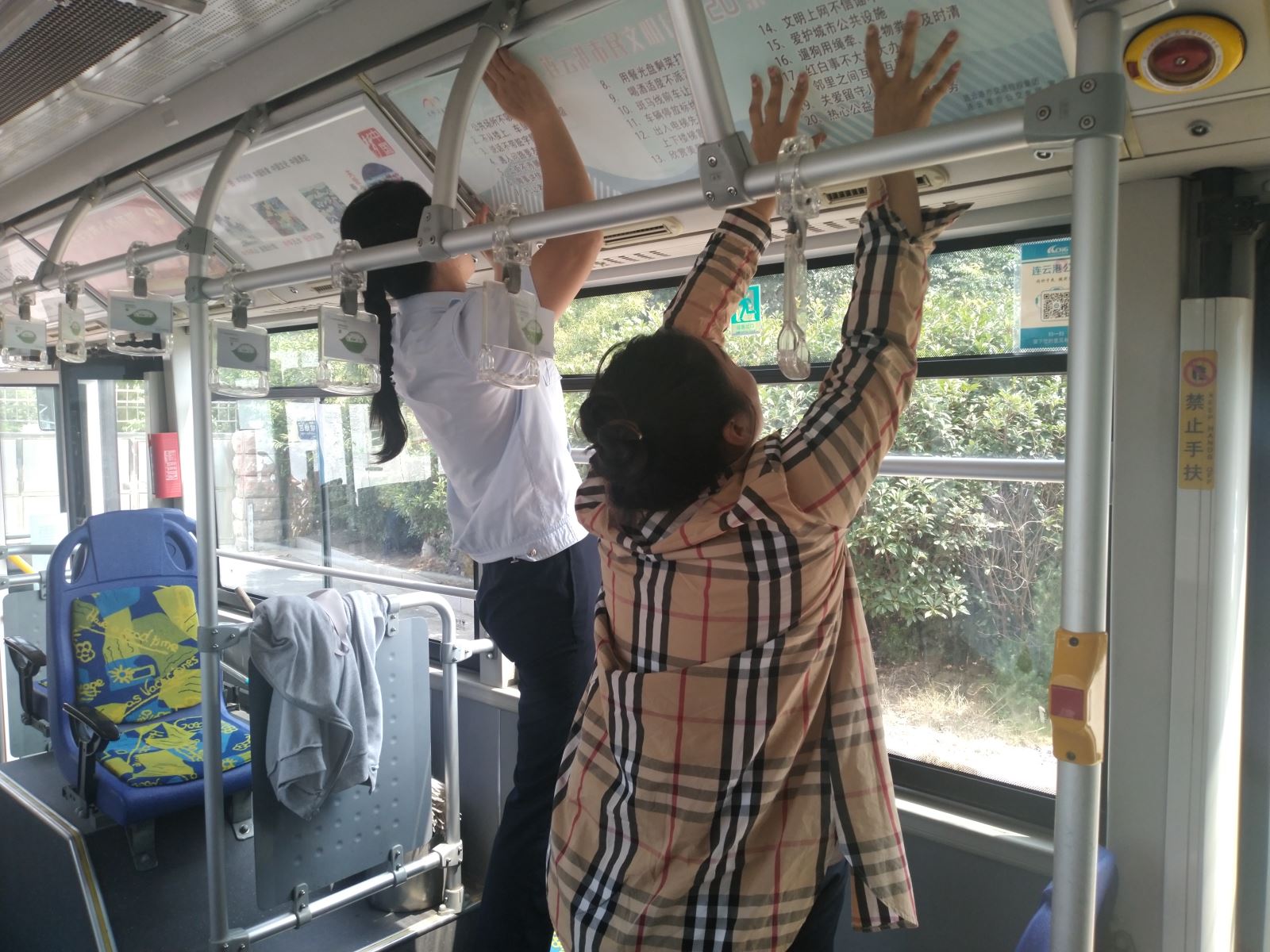 公交集團(tuán)公交事業(yè)一部更換創(chuàng)文標(biāo)識標(biāo)貼，助力港城創(chuàng)文建設(shè)