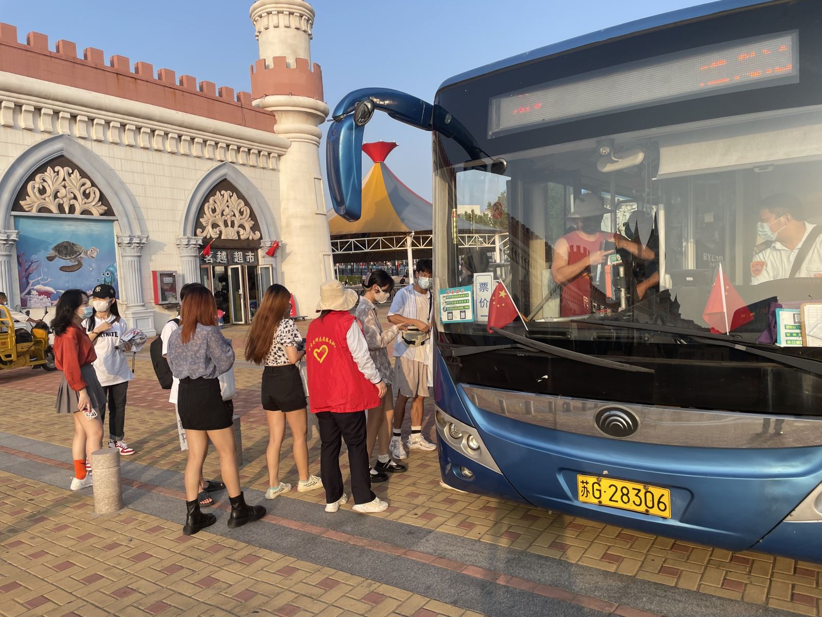 公交先鋒志愿服務(wù)隊(duì)在國慶期間開展志愿服務(wù)活動